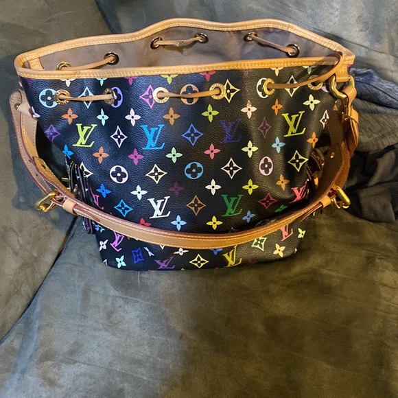 Louis Vuitton - Picture 2 of 6